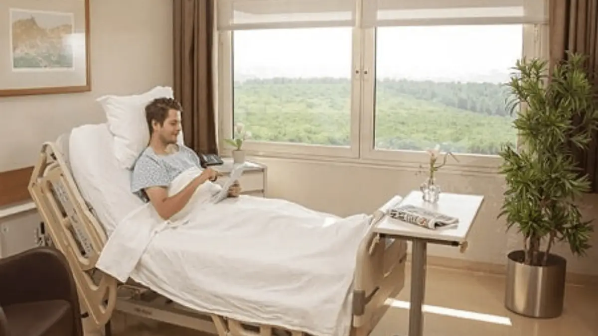Anadolu Medical Center-дің орманға қарайтын пациент бөлмесі